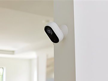 camara arlo en pared