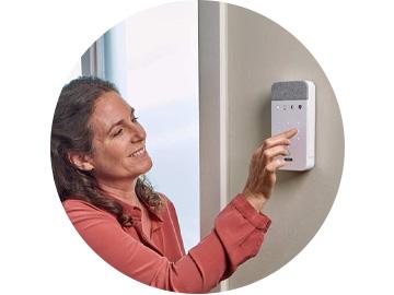 Familia protegida con alarma para piso Familia protegida con alarma para piso